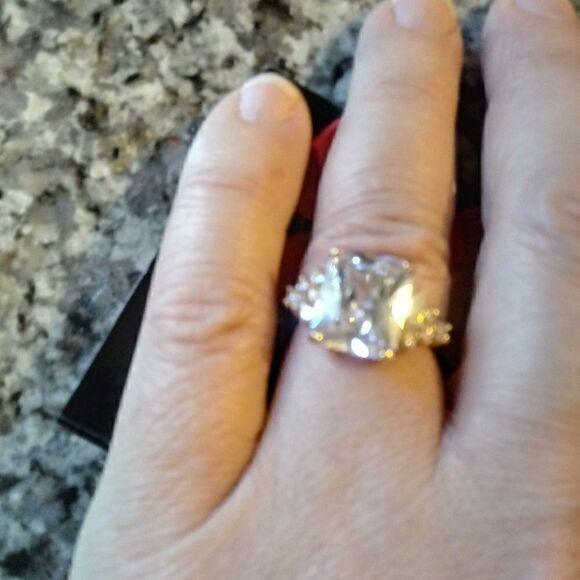 NEW Sparkly Faux Diamond Goldtone Ring! SZ… - Picture 5 of 6